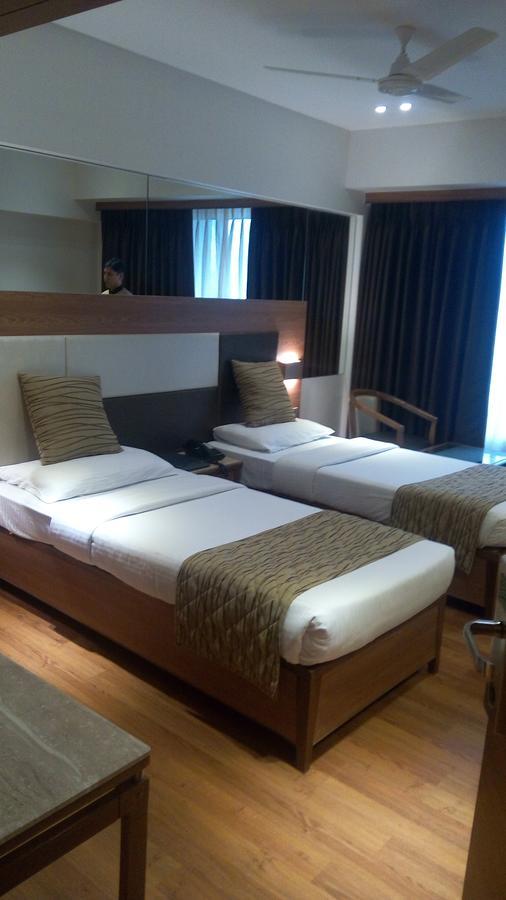The Royal Orchid Hotel, Chembur มุมไบ ภายนอก รูปภาพ